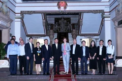 Ông Trần Vĩnh Tuyến, Phó Chủ tịch Ủy ban Nhân dân Thành phố Hồ Chí Minh, bà Mariana Kuhnel, Phó Tổng thư ký Phòng Kinh tế Liên bang Áo, cùng đoàn đại biểu Phòng Kinh tế Liên bang Áo. (Ảnh: Xuân Khu/TTXVN) 