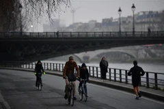 Người dân Paris chuyển đổi phương tiện lưu thông khi mạng lưới giao thông công cộng tê liệt do đình công, ngày 5/12/2019. (Nguồn: AFP/TTXVN) 