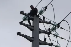 Bốc cháy sau khi trèo lên cột điện cao thế vì giận bạn gái