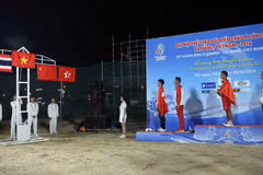 Lễ thượng cờ các nước có vận động viên đoạt giải vàng, bạc, đồng của môn thi đấu đá cầu đơn nam. (Ảnh: Trần Lê Lâm/TTXVN)