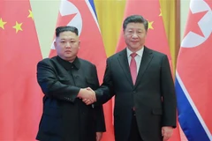 Chủ tịch Trung Quốc Tập Cận Bình (phải) và nhà lãnh đạo Triều Tiên Kim Jong-un trong cuộc gặp tại Bắc Kinh ngày 8/1/2019. (Nguồn: AFP/TTXVN) 