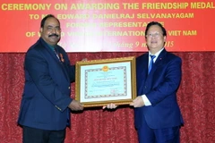 Chủ tịch Liên hiệp các tổ chức hữu nghị Việt Nam Vũ Xuân Hồng trao Huy chương hữu nghị cho ông Edward Danielraj Selvanayagam. (Ảnh: An Đăng/TTXVN)