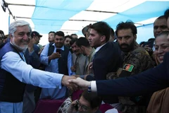 Ứng viên Tổng thống Afghanistan Abdullah Abdullah bên những người ủng hộ trong chiến dịch vận động tranh cử ở tỉnh miền Tây Herat ngày 24/9/2019. (Nguồn: THX/TTXVN) 