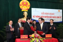 Ký bàn giao và tiếp nhận. (Ảnh: Ngọc Hà/TTXVN)