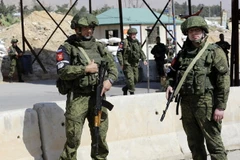 Binh sỹ quân đội Nga gác tại trạm kiểm soát Wafideen, khu vực lân cận Đông Ghouta. (Nguồn: AFP/TTXVN)