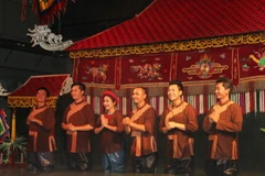 Các nghệ sỹ rối nước Việt Nam ra chào từ biệt khán giả. (Ảnh: Ngọc Mai/Vietnam+)