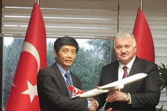 Đại sứ Trần Quang Tuyến và Tổng giám đốc Turkish Airlines Bilal Eksi. (Ảnh: TTXVN phát) 