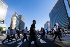 Người dân di chuyển trên đường phố Seoul, Hàn Quốc ngày 17/8. (Nguồn: Yonhap/TTXVN)