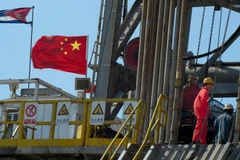 Nhân viên làm việc trên một giàn khoan dầu do Cuba và Trung Quốc vận hành tại La Habana. (Nguồn: AFP/Getty Images)