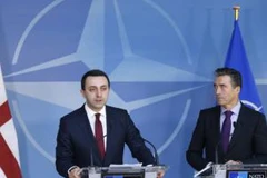 Ông Anders Fogh Rasmussen (phải) và ông Irakli Garibashvili. (Nguồn: Reuters)