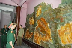 Các cựu chiến binh tham quan bảo tàng Thành cổ Quảng Trị. (Ảnh: Hồ Cầu/TTXVN)