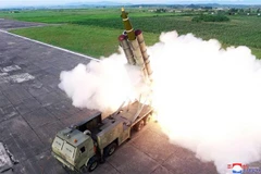 Vụ phóng thử hệ thống rocket đa nòng cỡ siêu lớn mới của Triều Tiên tại một địa điểm bí mật ngày 24/8/2019. (Nguồn: AFP/TTXVN) 
