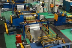 Sản xuất tôn mạ kẽm tại nhà máy tôn Hoa Sen Hoàng Mai (Nghệ An). (Ảnh: Thanh Tùng/TTXVN)