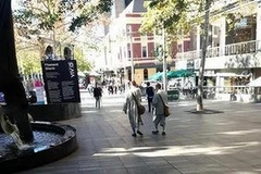 Hai vị sư lạ lang thang trên đường phố Sydney. (Nguồn: The Sydney Morning Herald) 