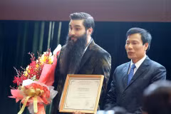 Đạo diễn Jordan Vogt-Roberts nhận quyết định làm Đại sứ Du lịch từ Bộ trưởng Nguyễn Ngọc Thiện. (Nguồn: thethaovanhoa)
