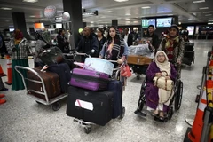 Hành khách tới sân bay quốc tế Dulles ở Washington, DC (Mỹ) ngày 6/2. (Nguồn: AFP/TTXVN)