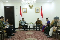 Phó Tổng thống Indonesia Jusuf Kalla (trái) tiếp Đại sứ Phạm Vinh Quang và cán bộ Đại sứ quán Việt Nam. (Ảnh: Hải Ngọc/TTXVN) 