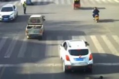 [Video] Cậu bé sống sót thần kỳ dù bị xe hơi cán qua người