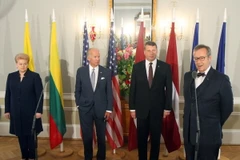 Tổng thống Litva Dalia Grybauskaite, Phó Tổng thống Mỹ Joe Biden, Tổng thống Latvia Raimonds Vejonis và Tổng thống Estonia Toomas Hendrik Ilves trong cuộc họp báo chung sau cuộc gặp. (Nguồn: AFP/TTXVN)