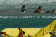 Hugh Jackman đưa một người lướt sóng vào bờ. (Nguồn: dailymail.co.uk)