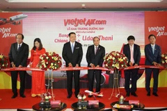 Thủ tướng Nguyễn Xuân Phúc và các đại biểu thực hiện nghi thức cắt băng khai trương 2 đường bay nội địa Thái Lan của VietjetAir. (Ảnh: Thống Nhất/TTXVN) 