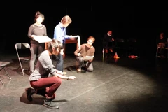 Một cảnh trong vở kịch "Hoa phượng đỏ." (Ảnh: Lê Phương/Vietnam+)