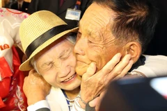 Giây phút đoàn tụ của thành viên các gia đình ly tán trong chiến tranh Triều Tiên tại khu nghỉ dưỡng núi Kumgang ngày 20/8/2018. (Nguồn: Yonhap/TTXVN) 