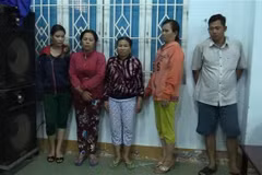 Những đối tượng đánh bạc bị tạm giữ. (Ảnh: Nguyễn Văn Việt/ TTXVN) 