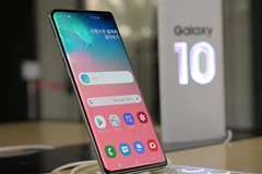 Điện thoại Galaxy S10+ của Samsung được trưng bày tại cửa hàng ở Seoul, Hàn Quốc, ngày 30/4/2019. (Nguồn: AFP/TTXVN) 