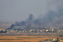 Khói bốc lên từ thành phố Ras al-Ain của Syria sau cuộc tấn công của quân đội Thổ Nhĩ Kỳ ngày 10/10/2019. (Nguồn: THX/ TTXVN) 