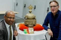 Sirak Asfaw (trái) và Arthur Brand bên chiếc vương miện. (Nguồn: AFP/Getty) 