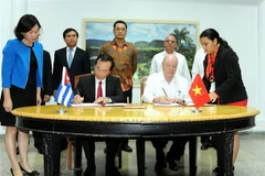 Hai đồng Chủ tịch Ủy ban liên Chính phủ Việt Nam-Cuba: Bộ trưởng Bộ Xây dựng Việt Nam Phạm Hồng Hà (trái) và Bộ trưởng Bộ Ngoại thương và Đầu tư nước ngoài Cuba Rodrigo Malmierca Díaz (phải) ký biên bản kỳ họp. (Ảnh: Lê Hà/TTXVN) 