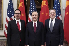 Đại diện Thương mại Mỹ Robert Lighthizer (phải), Bộ trưởng Tài chính Mỹ Steven Mnuchin (trái) và Phó Thủ tướng, Trưởng đoàn đàm phán Trung Quốc, Lưu Hạc (giữa) tại vòng đàm phán thương mại ở Washington, DC, Mỹ, ngày 21/2/2019. (Nguồn: THX/TTXVN) 