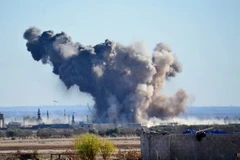 Khói bốc lên sau cuộc không kích của liên minh quân sự do Mỹ đứng đầu tại Deir al-Zor, Syria. (Nguồn: AA/ABACAPRESS.COM/TTXVN)