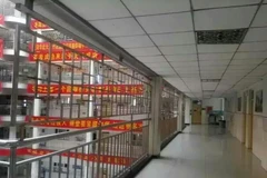 [Photo] Gắn rào sắt để ngăn học sinh tự tử trước kỳ thi đại học