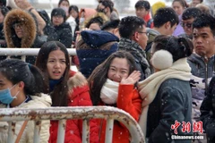 Hơn 30.000 sinh viên xếp hàng dưới thời tiết -15 độ C để xin việc