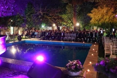 Toàn cảnh buổi chiếu phim du lịch Việt Nam trong khuôn viên Đại sứ quán. (Ảnh: Khắc Hiếu/Vietnam+)