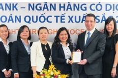 Đại diện DongA Bank nhận giải thưởng. (Nguồn: DongA Bank)