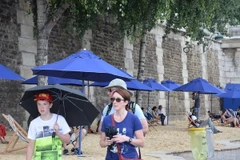 Những du khách đầu tiên đến tham quan bãi biển nhân tạo Paris. (Ảnh: Bích Hà/Vietnam+)