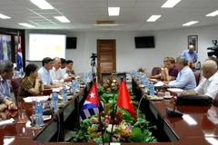 Hội đàm giữa Đoàn đại biểu Tổng Liên đoàn Lao động Việt Nam với Trung tâm những người lao động Cuba. (Ảnh: Lê Hiền/TTXVN)