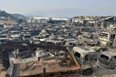 Xe ôtô bị thiêu rụi trong vụ hỏa hoạn tại Sokcho, Đông Bắc, Hàn Quốc ngày 5/4. (Nguồn: Yonhap/TTXVN) 