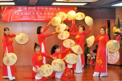 Tiết mục múa nón 'Việt Nam quê hương tôi' trong chương trình. (Ảnh: Xuân Tuấn-Hoài Nam/Vietnam+)