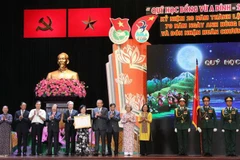 Phó Thủ tướng Thường trực Chính phủ Trương Hòa Bình trao tặng Huân chương Lao động hạng Nhất của Chủ tịch nước cho Ban Điều hành Quỹ học bổng Vừ A Dính. (Ảnh: Xuân Dự/ TTXVN) 