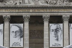 Ảnh bốn anh hùng kháng chiến được căng to trên cao điện thờ Panthéon. (Nguồn: Báo Le Monde)