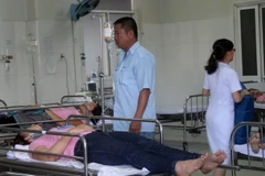 Công nhân đang được cấp cứu tại Bệnh viện Đa khoa Minh Thiện ngày 28/10. (Ảnh: Đỗ Trưởng/TTXVN)