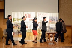 Thăm và tặng quà cho các hộ dân thuộc xã Quảng Lộc, Thị xã Bà Đồn, tỉnh Quảng Bình. (Ảnh: TTXVN phát)