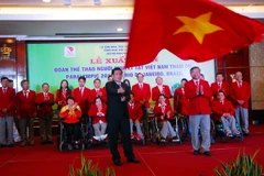 Bộ trưởng Bộ Văn hóa, Thể thao và Du lịch Nguyễn Ngọc Thiện trao cờ cho Đoàn thể thao người khuyết tật Việt Nam tham dự Paralympic 2016. (Ảnh: Mạnh Linh/TTXVN)