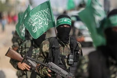 Các thành viên Lữ đoàn Izz ad-Din al-Qassam, một nhánh của Phong trào Hồi giáo Hamas thuộc Palestine tại Khan Yunis, Dải Gaza ngày 20/7/2017. (Ảnh: Anadolu Agency/TTXVN) 
