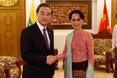 Ngoại trưởng Myanmar Aung San Suu Kyi (phải) có cuộc gặp với Bộ trưởng Ngoại giao Trung Quốc Vương Nghị. (Nguồn: THX/TTXVN)