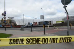 Cảnh sát phong tỏa hiện trường vụ tấn công tại nhà thi đấu Manchester Arena ở thành phố Manchester, Anh ngày 23/5/2017. (Nguồn: AFP/TTXVN) 